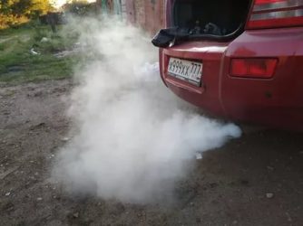 Двигатель дымит белым дымом причина что делать?
