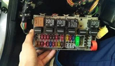Где находится предохранитель на прикуриватель в приоре?
