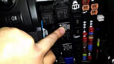 Где находится реле поворотов на гранте?