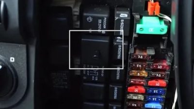 Где находится реле поворотов на гранте?