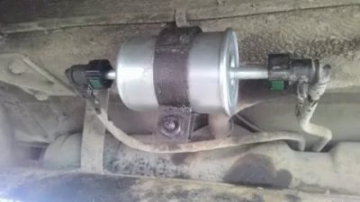 Где стоит топливный фильтр на приоре?