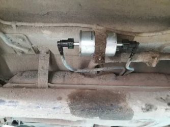 Где стоит топливный фильтр на приоре?