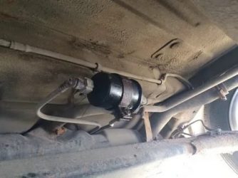 Где стоит топливный фильтр на приоре?