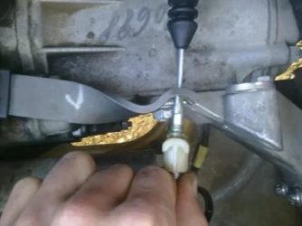Как натянуть трос сцепления на приоре?