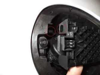 Как открыть крышку бензобака на шевроле круз?