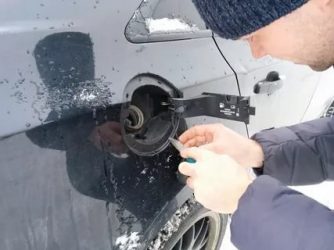 Как открыть крышку бензобака на шевроле круз?