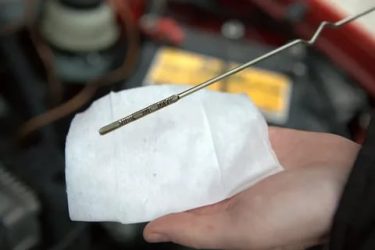 Как правильно мерить уровень масла в двигателе?