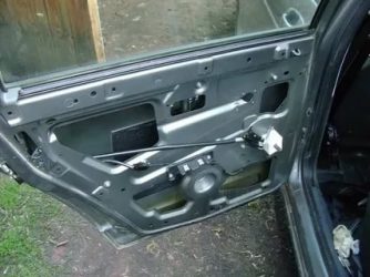 Как разобрать переднюю дверь на приоре?