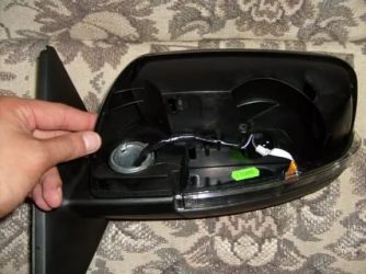 Как разобрать зеркало бокового вида на приоре?