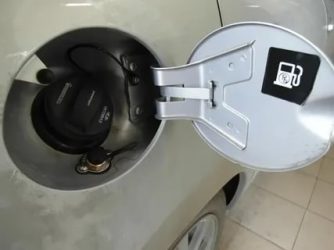 Как снять крышку бензобака гранта?
