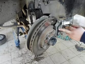 Как снять передние колодки на приоре?