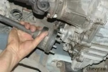 Как снять промежуточный вал на ниве шевроле?