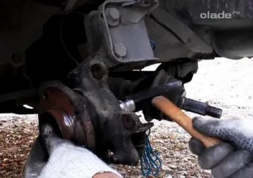 Как снять ступицу переднего колеса гранта?