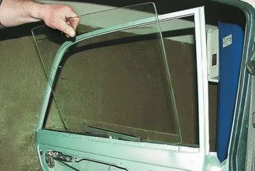 Как вставить стекло в дверь автомобиля?