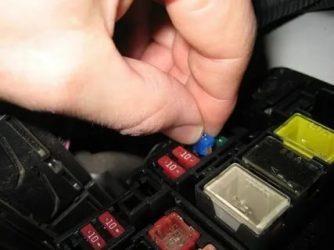 Как вытащить предохранитель в машине?