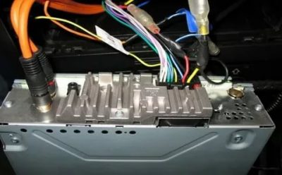 Магнитола выключается при увеличении громкости что делать?