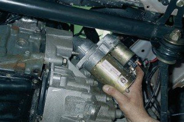 На фото - демонтаж стартера ВАЗ 2112, autoprospect.ru